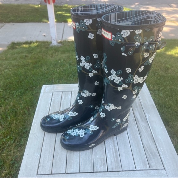 Hunter Refined Blossom Print Tall Gloss Boot, Size 7 - Picture 1 of 9